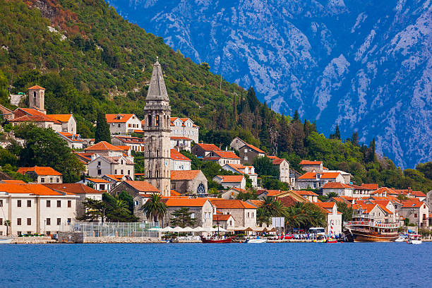 villaggio di perast sulla costa della baia di boka kotor - montenegro - montenegro kotor bay fjord town foto e immagini stock