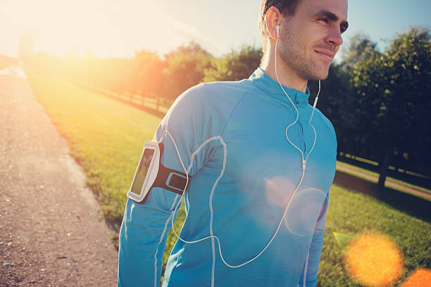 atleta alegre no parque olhando para a frente - set goals audio - fotografias e filmes do acervo