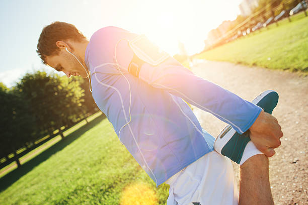 atleta com braçadeira fazendo exercícios de aquecimento - set goals audio - fotografias e filmes do acervo