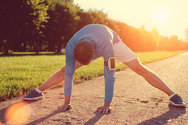 jovem atleta fazendo aquecimento - set goals audio - fotografias e filmes do acervo