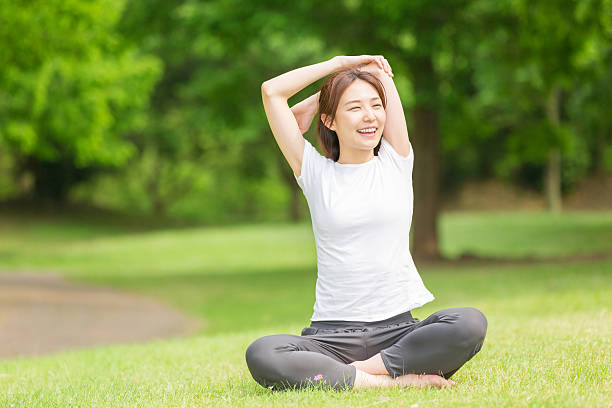 日本女性のポートレート  - stretching ストックフォトと画像