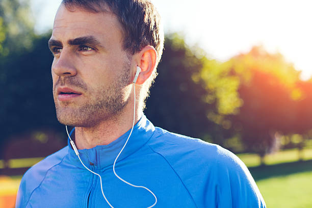 retrato do atleta ouvindo música - set goals audio - fotografias e filmes do acervo