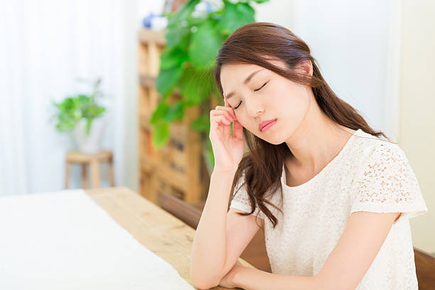 居間で日本人女性 - だるい ストックフォトと画像
