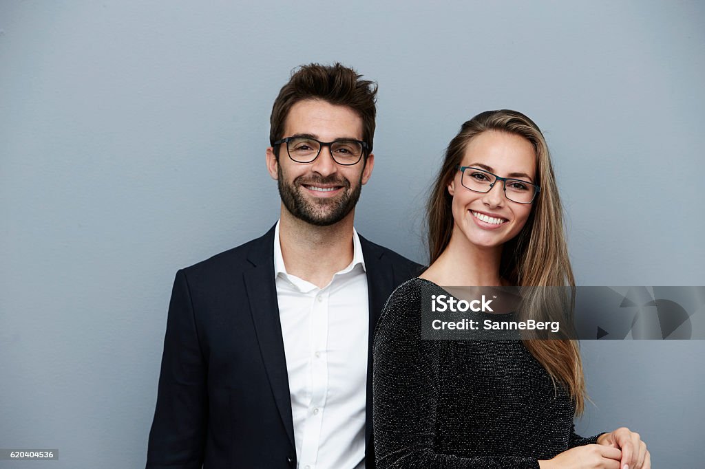 Glückliches Paar lächelnd in die Kamera, Porträt - Lizenzfrei Brille Stock-Foto