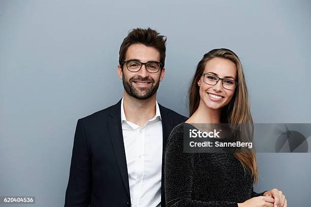 Photo libre de droit de Heureux Couple Souriant À La Caméra Portrait banque d'images et plus d'images libres de droit de Lunettes de vue - Lunettes de vue, Deux personnes, Portrait - Image