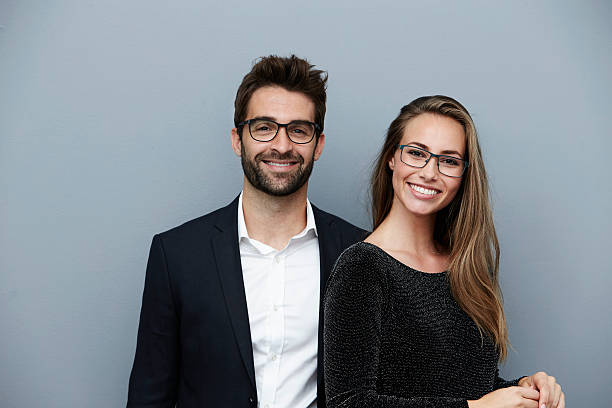 casal feliz sorrindo para a câmera, retrato - casal heterossexual - fotografias e filmes do acervo