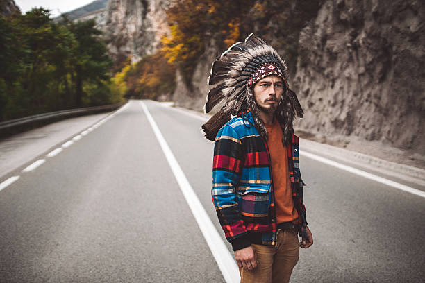 solitude road - feather headdress photos et images de collection