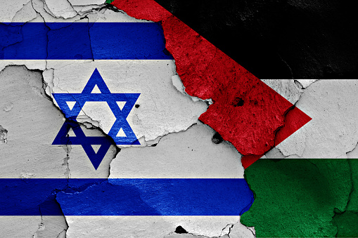 banderas de Israel y Palestina pintadas en un muro agrietado photo