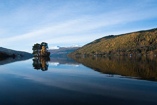 loch tay - highlands region loch reflection mountain stock-fotos und bilder