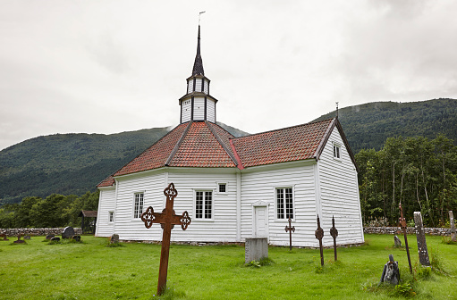 Iglesia tradicional noruega de madera blanca. Aldea de Stordal. Trav photo