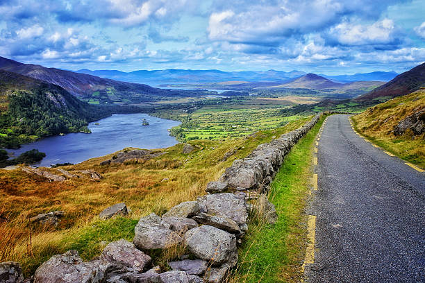 healy pass  - condado de kerry fotografías e imágenes de stock