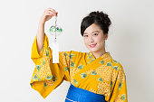 白い背景に浴衣を着た日本人女性