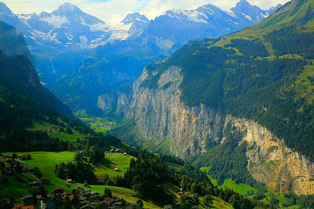 staubbachfall, lauterbrunnen idílico vale e vila de wengen, alpes suíços - interlaken mountain meadow switzerland - fotografias e filmes do acervo