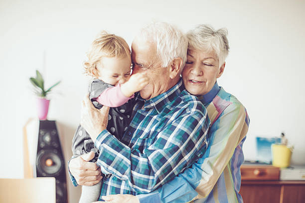 feliz retrato de familia  - abuelo y bebe fotografías e imágenes de stock