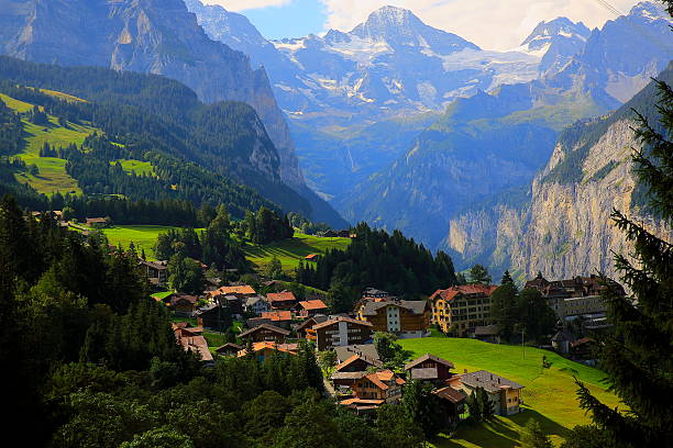 sopra il villaggio alpino di wengen, valle idilliaca di lauterbrunnen, alpi svizzere - muerren foto e immagini stock