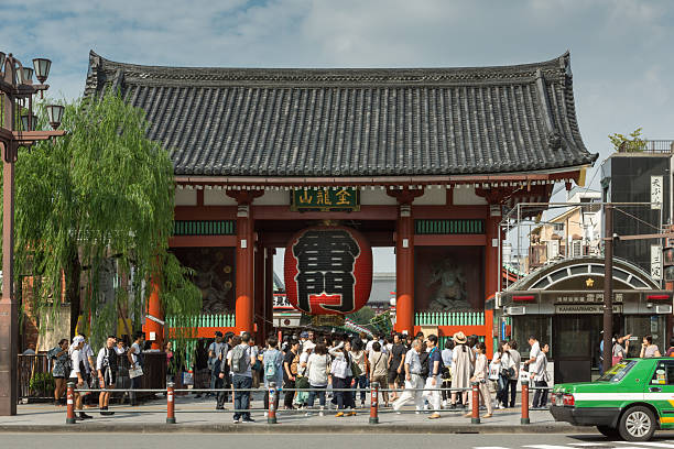 porte kaminarimon du temple bouddhiste senso-ji à tokyo. - kaminarimon gate photos et images de collection