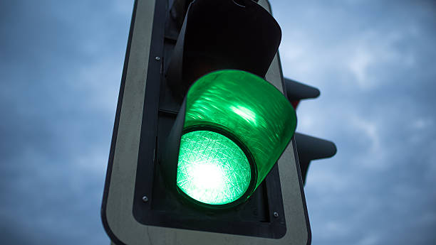 grüne welle - green light stock-fotos und bilder