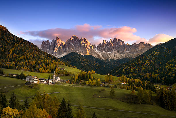 a idílica santa maddalena em val di funes, tirol do sul - altoadige - fotografias e filmes do acervo