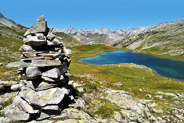 mountain lake of lauzanier, france - mercantour national park imagens e fotografias de stock