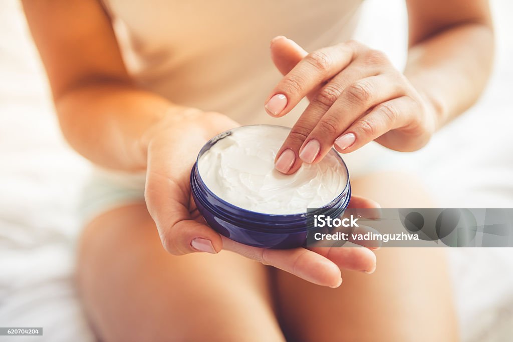 Belle jeune femme à la maison - Photo de Crème hydratante libre de droits