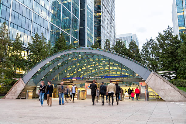 canary wharf subway station, london's financial district, england - canary wharf imagens e fotografias de stock