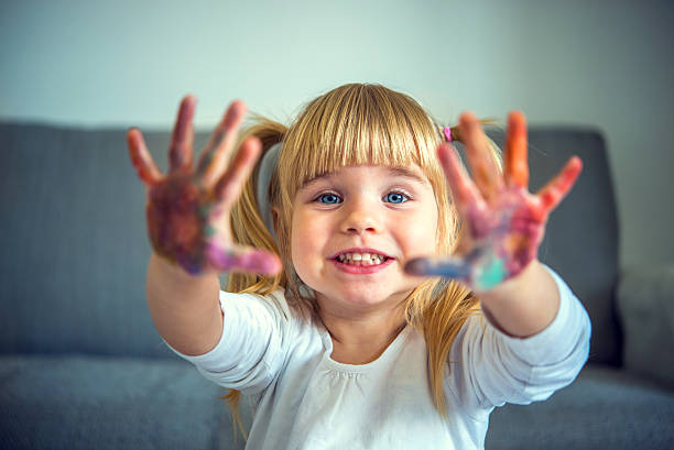 small girl playing with colors - 兩歲到三歲 個照片及圖片檔