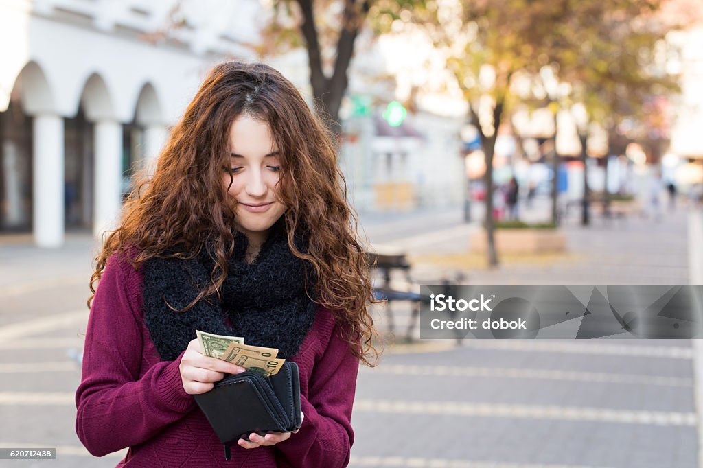 jeune femme cliente prenant de l’argent du portefeuille dans la rue - Photo de Billet de banque libre de droits