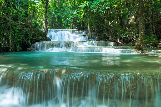 cascada de erawan ubicada en la provincia de kanchanaburi, tailandia - kanchanaburi province beauty in nature falling flowing fotografías e imágenes de stock