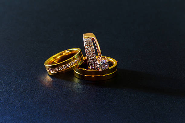 ダイヤモンドの孤立した黒い背景を持つ金の結婚指輪 - reflection women newlywed mirrored pattern ストックフォトと画像