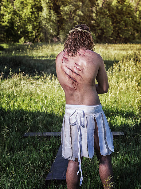 jesucristo sangriento azotado mirando hacia abajo en la cruz de crucifixión - long hair rear view brown hair the human body fotografías e imágenes de stock