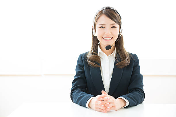 empresaria japonesa con auriculares - técnico telefónico fotografías e imágenes de stock