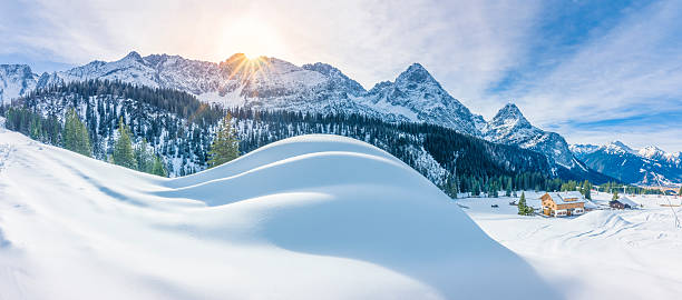 wioska górska i ośnieżne alpy - winter snow landscape house zdjęcia i obrazy z banku zdjęć