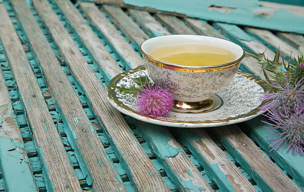 우유 엉겅퀴 차 - herbal tea 이미지 뉴스 사진 이미지