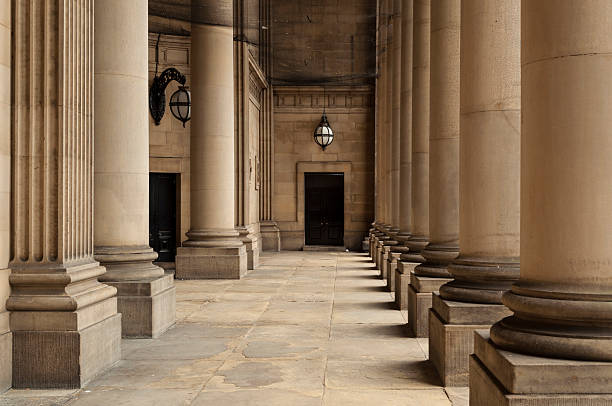 colunas no edifício cidade velha - leeds england town hall leeds town hall uk - fotografias e filmes do acervo