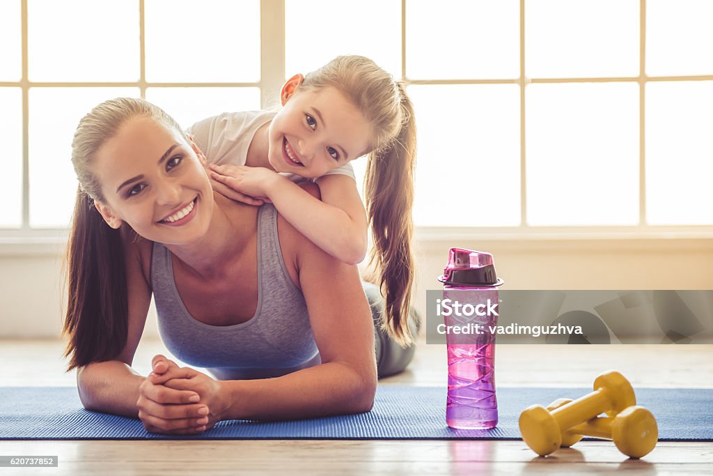 Mutter und Tochter beim Sport - Lizenzfrei Mutter Stock-Foto