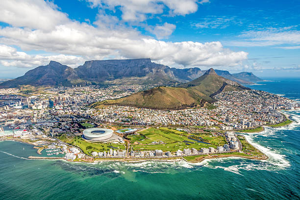 cape town and the 12 apostels from above - rsa imagens e fotografias de stock