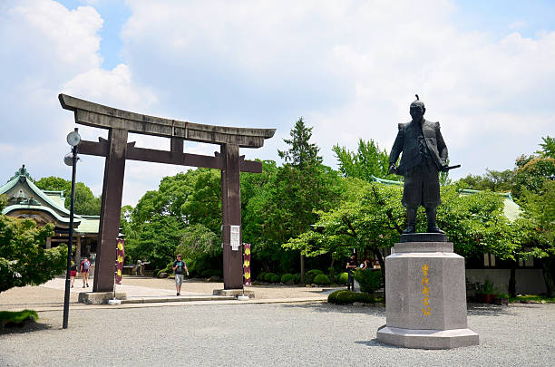 estátua de toyotomi hideyoshi no santuário hokoku para as pessoas rezarem - toyotomi hideyoshi - fotografias e filmes do acervo
