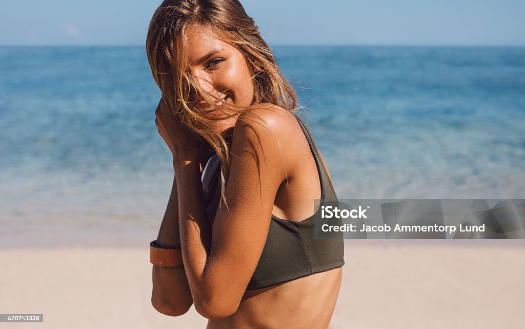 Atractiva mujer joven en bikini - Foto de stock de Mujeres libre de derechos