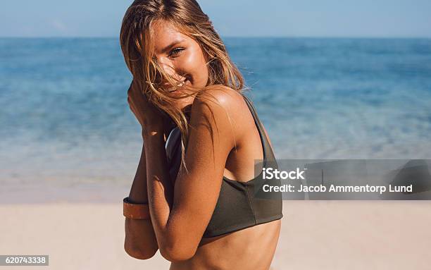 Atractiva Mujer Joven En Bikini Foto de stock y más banco de imágenes de Mujeres - Mujeres, Mar, Playa