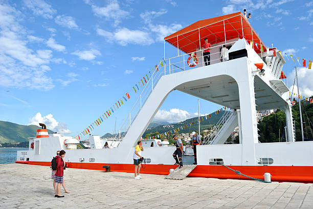 부두에서 여객 페리. - passenger ship nautical vessel passenger craft ferry 뉴스 사진 이미지