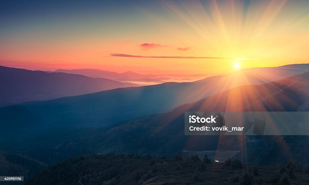 Panoramablick auf den bunten Sonnenaufgang in den Bergen. - Lizenzfrei Sonnenaufgang Stock-Foto