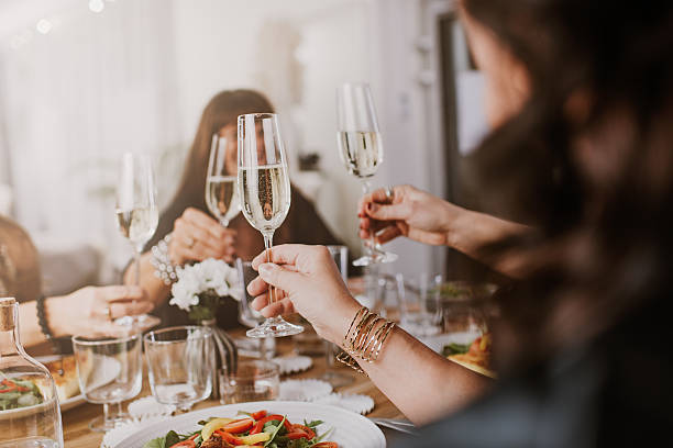 dojrzałe kobiety o obiad strona - toast party champagne dinner zdjęcia i obrazy z banku zdjęć