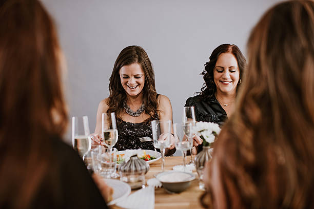 中年の女性がディナーパーティ - dining table flash ストックフォトと画像