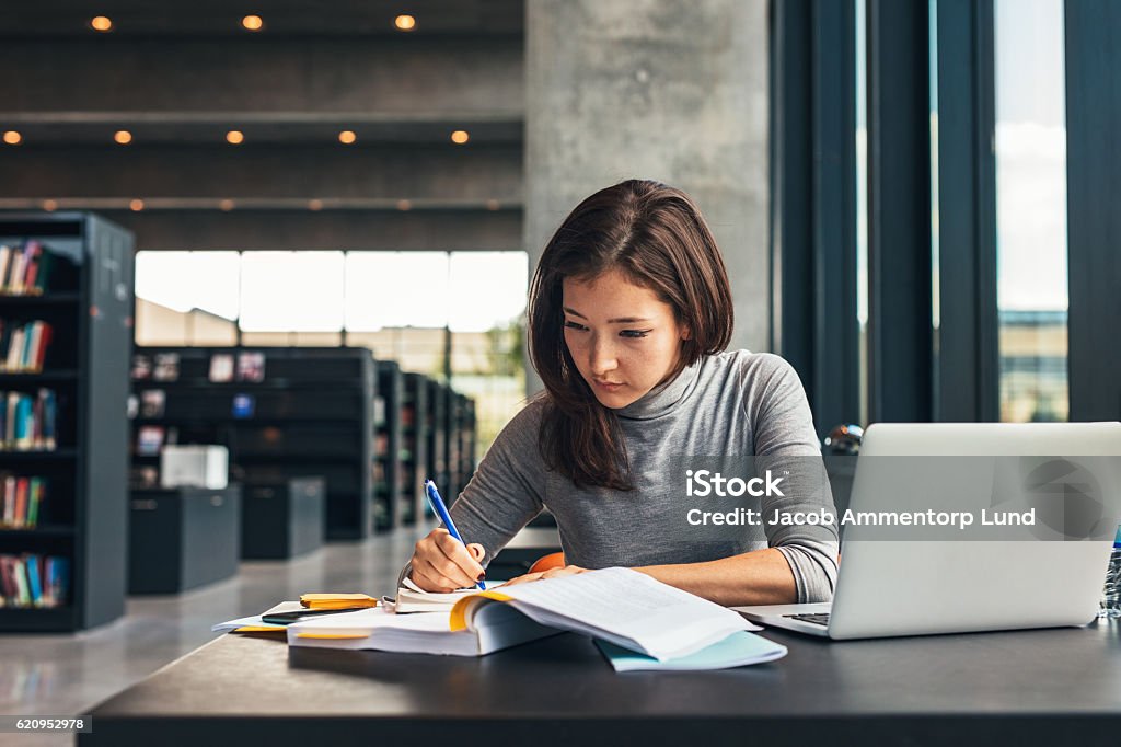 Studentin studiert an der College-Bibliothek - Lizenzfrei Bibliothek Stock-Foto