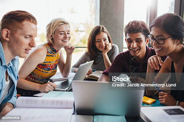 Foto de Grupo De Estudantes Estudando Na Biblioteca e mais fotos de stock de Aluno de Universidade - Aluno de Universidade, Grupo de Pessoas, Estudar