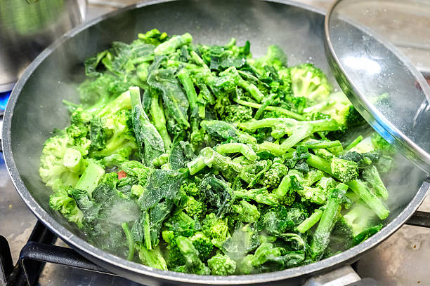 broccoli congelati rapa verde cucina vegetale padella - princess diet foto e immagini stock