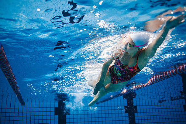 toma submarina de entrenamiento de nadador en la piscina - natación fotografías e imágenes de stock