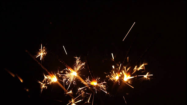 étincelle comme les feux d'artifice dans la nuit - disply photos et images de collection