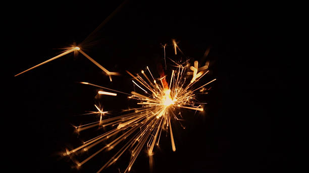 étincelle comme les feux d'artifice dans la nuit - disply photos et images de collection