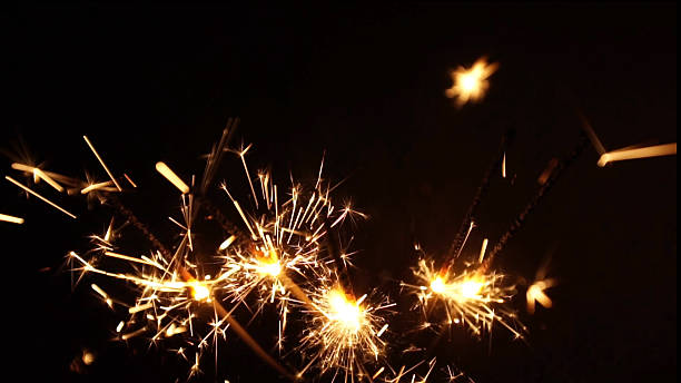 étincelle comme les feux d'artifice dans la nuit - disply photos et images de collection